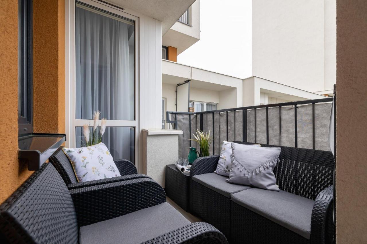Osiedle Avia Harmonious Apartment With Balcony & Parking Cracow By Renters Prestige Krakkó Kültér fotó